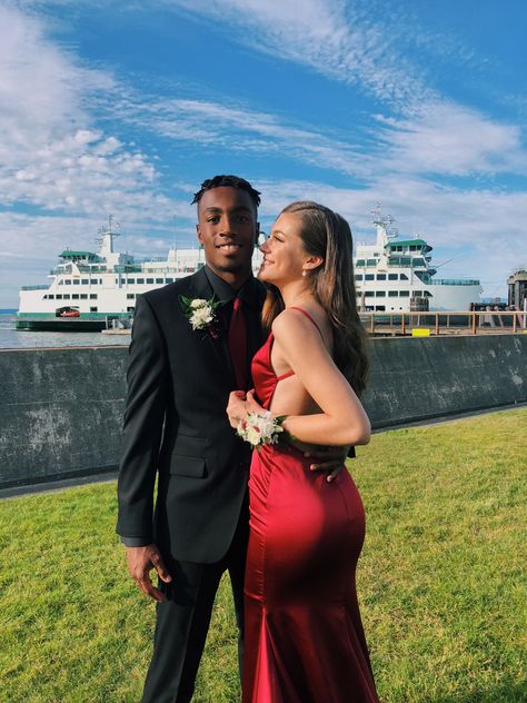 Prom Couples Burgundy, Maroon Prom Couple, Burgundy Prom Couple, Prom Photo Poses, Prom Couples Outfits, Maroon Prom, Couple Prom, Prom Pictures Couples, Prom Goals