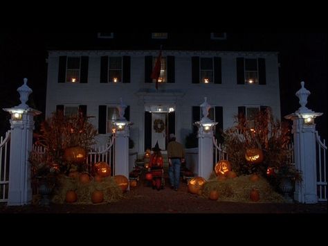 Hocus pocus house decor Hocus Pocus House, Hocus Pocus 1993, Hocus Pocus Movie, Best Halloween Movies, Hay Bales, 31 Days Of Halloween, Halloween Images, Halloween Movies, Autumn Vibes