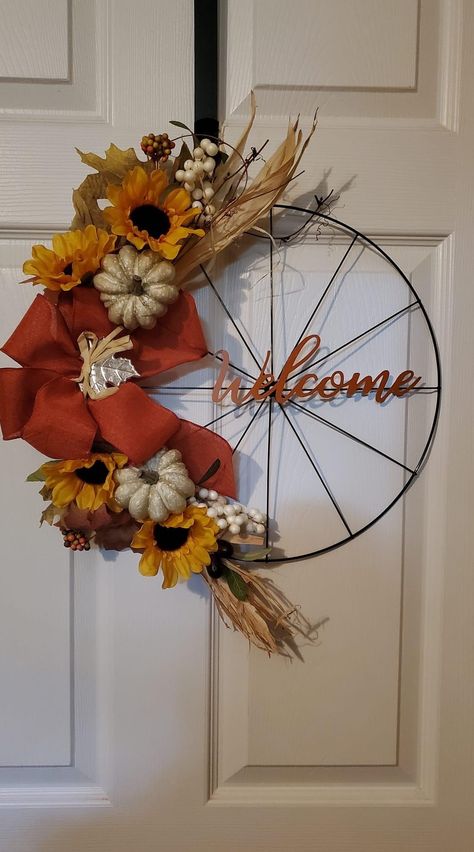 Thanksgiving Porch Decorations, Garden Decorations Ideas, Easy Garden Decor, Thanksgiving Porch, Wheel Wreath, Fall Decor Wreaths, Fall Pumpkin Crafts, Fall Decor Diy Crafts, Fall Thanksgiving Wreaths