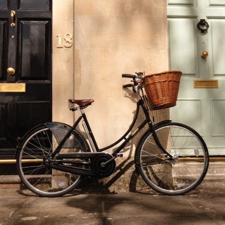 Vintage Bicycle Decor, Tokyo Bike, City Bike Style, Bell Book And Candle, Wicker Bicycle Basket, Ladies Bike, Vintage Bicycle Parts, Basket Bike, Bicycle Pictures