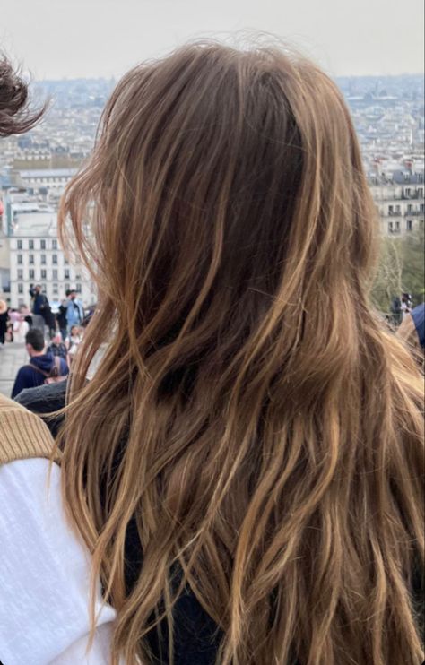 Very Light Brown Hair With Money Piece, Caramel Beach Hair, Highlights Brown Hair Sunkissed, Brunette Sun Kissed Hair, Long Wavy Brown Hair With Highlights, Brown Hair Blonde Highlights Aesthetic, Surfer Hair Brunette, Bronde Beachy Hair, Highlights On Wavy Brown Hair