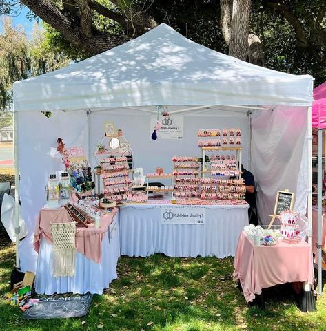 Pink Vendor Booth, Vendor Outfit Ideas, Candy Vendor Booth Ideas, Pop Up Shop Set Up Ideas, Small Business Set Up Market, Market Stall Set Up, Festival Booth Ideas, Stall Decoration Ideas Fair, Pop Up Vendor Booth Ideas