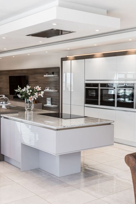 Clean White Kitchen Design, Luxury Kitchen 2023, White Laquer Cabinets Kitchen, Modern Kitchen Design Luxury 2023 White, Luxury Kitchens Modern White, Modern Classic Kitchen Design Luxury, Glossy White Kitchen Cabinets, Sink Window Ideas, Kitchen Sink Window Ideas