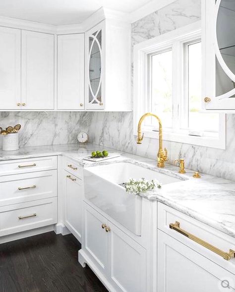 Transitional white kitchen design with marble countertops and backsplash. Gold faucet and hardware. White cabinets. White Shaker Kitchen Cabinets, White Shaker Kitchen, Classic White Kitchen, Shaker Kitchen Cabinets, Classic Kitchen, White Kitchen Design, Gold Kitchen, 아파트 인테리어, Shaker Kitchen