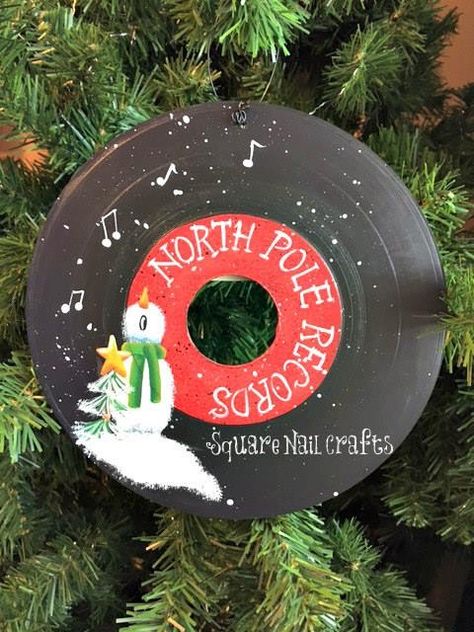 Christmas Painted Records, Cd Ornaments Christmas, Christmas Cd Painting, Christmas Records, Christmas Cds, Vinyl Record Art Ideas, Painted Records, Christmas Cd, Cd Diy