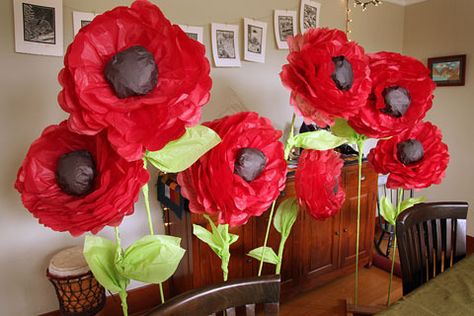 Lyanda Lynn Haupt's Blog - How to Make a Giant Magical Paper Flower Poppy Garden - July 01, 2012 18:26 Wizard Of Oz Decor, Poppy Garden, Fleurs Diy, Folding Origami, Tissue Paper Flowers, Giant Paper Flowers, Giant Flowers, Trunk Or Treat, Theme Halloween