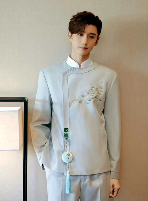 Chinese Dress Outfit, Cheongsam Men, Chinese Fashion Men, Chinese Suit, Boys Summer Fashion, Restaurant Uniforms, Modern Cheongsam, Minimal Outfit, Chinese Clothing