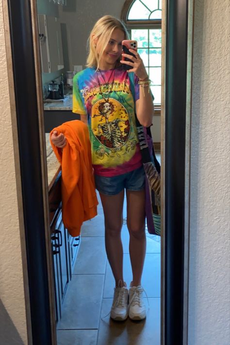 Free Spirit Aesthetic Outfit, Pose Inspo Aesthetic, Yellow Outfit Ideas, Grateful Dead Concert, Spirit Aesthetic, Free Spirit Aesthetic, Drippy Outfit, Hippie Girl, Yellow Outfit