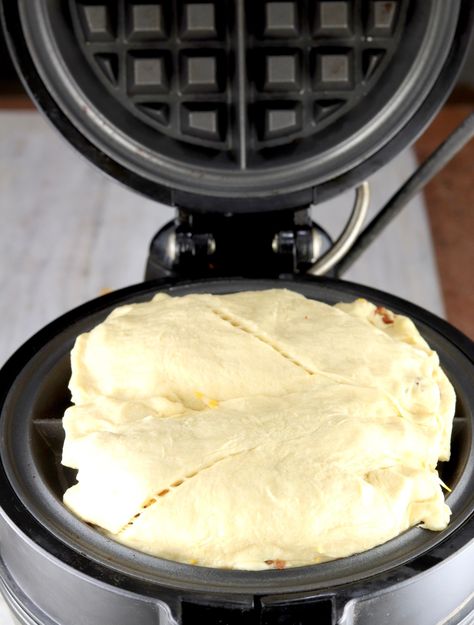 Crescent Rolls In Waffle Maker, Cheddar Bay Biscuit Waffles, Crescent Roll Waffle Iron, Crescent Roll Waffles, Stuffed Waffle Maker Recipes, Waffle Sandwich Ideas, Croissants Ideas, Waffle Iron Recipe, Stuffed Waffle Maker