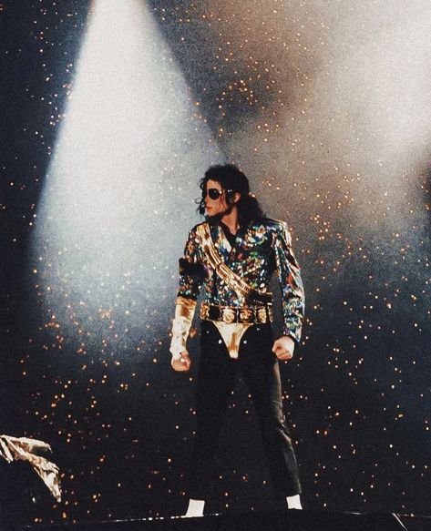 Michael Jackson Jacket, Mike Jackson, Michael Jackson Dangerous, Hee Man, Robot Dance, Michael Jackson Wallpaper, Dance Photo, Jackson Bad, Photos Of Michael Jackson