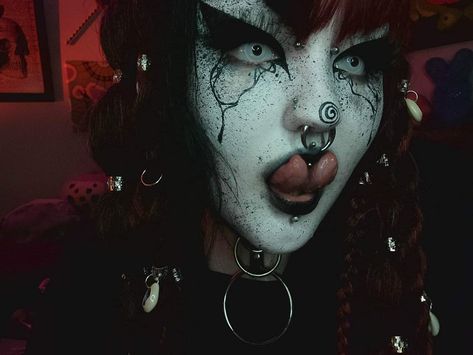 Tongue Split, Split Tongue Aesthetic, Split Tongue, Clown Goth, Goth Clown, Goth Clown Makeup, Goth Tongue Piercing, Goth Clowncore Makeup, Scary Black And White Clown Makeup