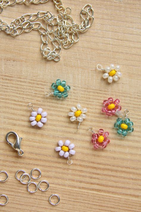 Beaded Daisy Necklace - Beaded Daisy Necklace, Beaded Flower Necklace, Handmade Jewelry Business, Diy Fleur, Beaded Daisy, Stacking Bracelets, Beaded Bracelets Tutorial, Beaded Necklace Diy, Basic Jewelry