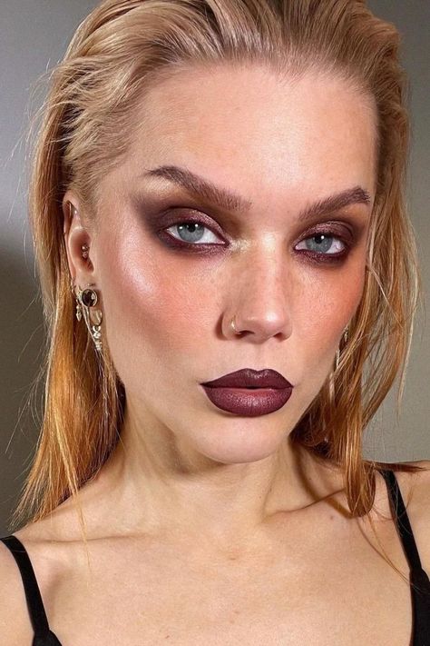 mekup look for hooded eyes Wine Makeup Look, Makeup Looks For Hooded Eyes, Looks For Hooded Eyes, Makeup Artist Kit Essentials, No Mascara, Red Eyeshadow Look, Eyeshadow Styles, Rock Makeup, Eye Trends