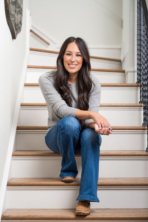 Joanna Gaines Style Clothes, Joanna Gaines Design, Joanne Gaines, Joanna Gaines Farmhouse, Magnolia Fixer Upper, Joanna Gaines Style, Chip And Jo, Chip And Joanna Gaines, Business Portrait