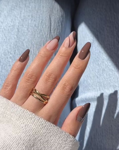 Nails Brown Almond Shape, Soft Gel Nails Design For Morena, Nov Nails 2023, Minimal Nail Design Natural, Brown Gel Nails Designs, Brown And Nude Nails, Nail Ideas Brown, Beige Nail Designs, Brown Nail Art