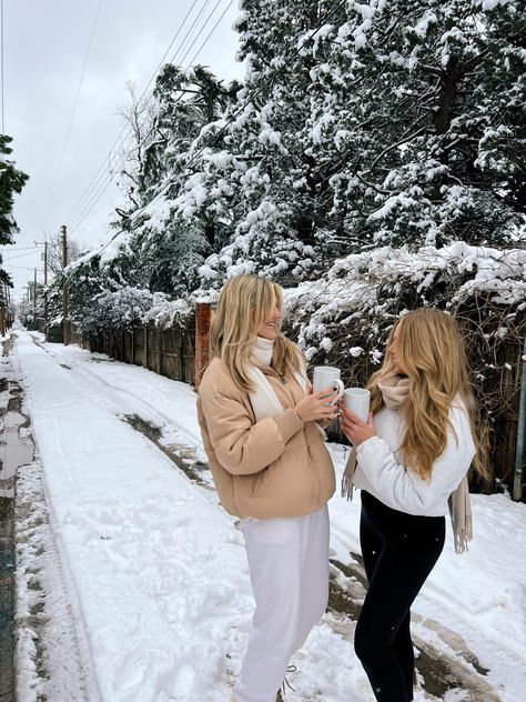 #hotchocolate #besties#bestfriend #aesthetic #snow #snowpictures #snowpicinspo #fashion #winter #aesthetic Christmas Bff Pictures, Christmas Bestie Photoshoot, Snow Photoshoot Ideas Friends, Winter Bestie Photoshoot, Winter Friends Aesthetic, Friend Snow Pictures, Snow With Friends Aesthetic, Aesthetic Snow Pictures With Friends, Snowboard Trip