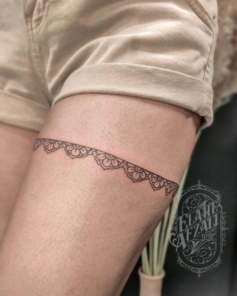 Legband Tattoo Women, Thigh Band Tattoo Women Simple, Garder Tattoo Thigh Lace, Lace Band Tattoo, Leg Band Tattoo Women, Mandala Band Tattoo, Thigh Garter Tattoo Simple, Thigh Band Tattoo Women, Thigh Cuff Tattoo