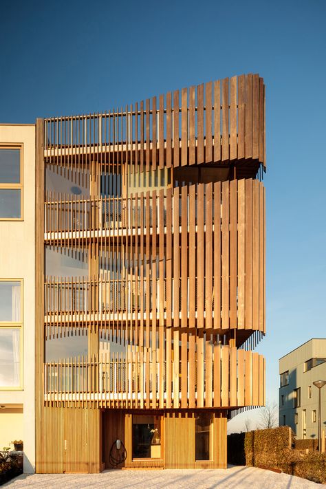 the \'freebooter\' apartment complex is born from the characteristics of the area it is built. Viewing Deck, Landscape And Urbanism Architecture, Wood Facade, Wooden Facade, Wooden Architecture, Genius Loci, China Town, Landscape And Urbanism, Sopot