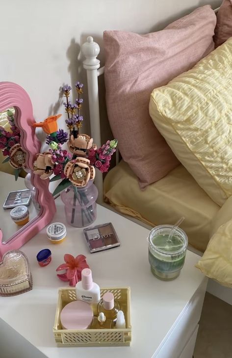 Bedside Table Aesthetic, Becky Core, Mobile Arrangement, Girl Nightstand, Table Aesthetic, Dorm Inspiration, Boho Scandinavian, Dekorasi Kamar Tidur, Room Goals