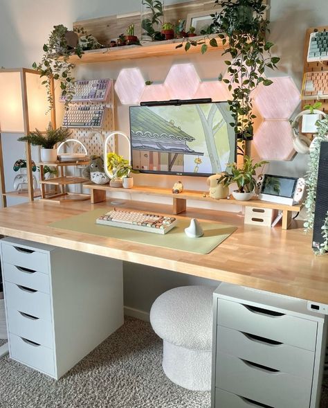 Plant Home Office Aesthetic, Earthy Desk Setup, Alex Desk Setup, Cosy Gaming Setup, Desk Ideas Minimalist, Modern Desk Ideas, Barbies Dreamhouse, Ergonomic Desk Setup, Earthy Office