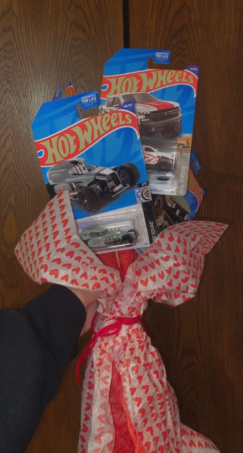 How To Make A Hot Wheels Bouquet, Hot Wheel Valentine Box Ideas, Hot Wheel Flower Bouquet, Hot Wheels Bouquet For Bf, Valentines Gift For Bf, Hot Wheels Bouquet, Hot Wheels Bf Gift, Hot Wheel Valentines, Bf Valentines Gift