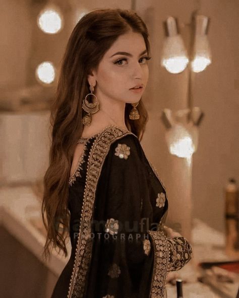 Simple Pakistani Hairstyles, Hairstyle For Salwar, Hairstyles For Salwar, Indian Hairstyles For Kurti, Hairstyles With Traditional Wear, Shaadi Hairstyles Desi Wedding, Hairstyle With Indian Suits, Hairstyles With Lengha, Hairstyles For Suit Salwar