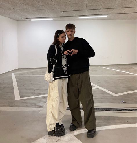 #streetwear #couple #ideas #fashion #fallfashion #heavencanwait #parachute Streetwear Couple Street Style, Couple Fits Streetwear, Streetwear Fashion Couple, Streetwear Pose, Streetwear Poses, Couple Streetwear, Streetwear Couple, Matching Fits, Fits Streetwear