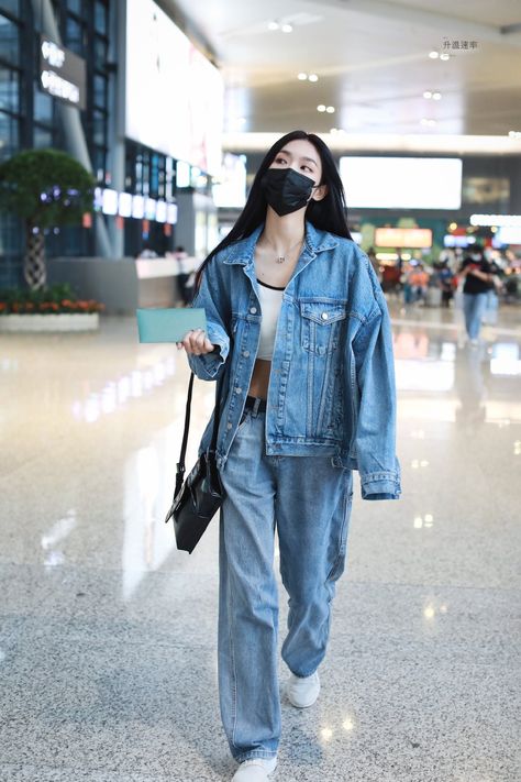 K Pop Street Style, Korean Denim Outfit, Oversized Denim Jacket Outfit, Chic Airport Outfit, Outfit Korean, Looks Jeans, Casual College Outfits, Korean Casual Outfits, Denim Jacket Outfit