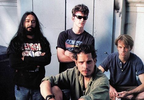 @seattlesound1 on Instagram: “Soundgarden 1994 #soundgarden #chriscornell #benshepherd #mattcameron #kimthayil credit to the owner” Sound Garden, Matt Cameron, Temple Of The Dog, The Stooges, Grunge Guys, Grunge Band, 90s Fashion Grunge, Eddie Vedder, Alice In Chains