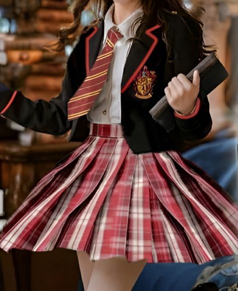 Hogwarts Outfits Gryffindor, Gryffindor Uniform, Gryffindor Outfit, Harry Potter Bellatrix Lestrange, Hogwarts Uniform, Hogwarts Outfits, Gryffindor Aesthetic, Harry Potter Items, School Uniform Fashion