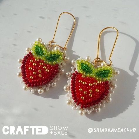 Beaded Blueberry Earrings, Indigenous Beading Patterns, Strawberry Beaded Earrings, Beaded Strawberry Earrings, Beaded Berries, Wedding Strawberries, Beautiful Beaded Earring, Beaded Designs, Craft Clay