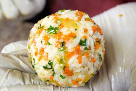 Jumeokbap: Korean Rice Balls — Miss Mina Korean Rice Balls Recipe, Korean Food Rice, Korean Rice Cake Recipe, Rice Cake Balls, Tuna Rice Balls, Korean Rice Balls, Rice Balls Recipe, Korean Food Side Dishes, Korean Recipe