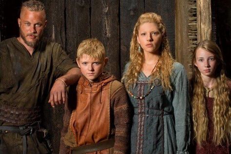 Vikings-season-1-Ragnar-Lagertha-Kids Vikings Season 1, Ragnar Vikings, Viking Pictures, History Channel Vikings, Vikings Show, Gabriel Byrne, Kievan Rus, Viking Series, Viking Garb