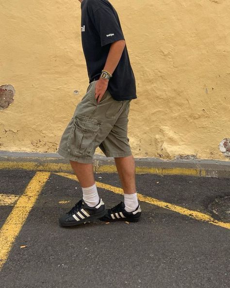 Baggy Shorts Outfit Men, Adidas Superstar Outfit Men, Fashion Men Streetwear, Mens Outfits Streetwear, Adidas Superstar Outfit, Superstar Outfit, Street Fashion Men, Black Superstar, Baggy Outfit Ideas