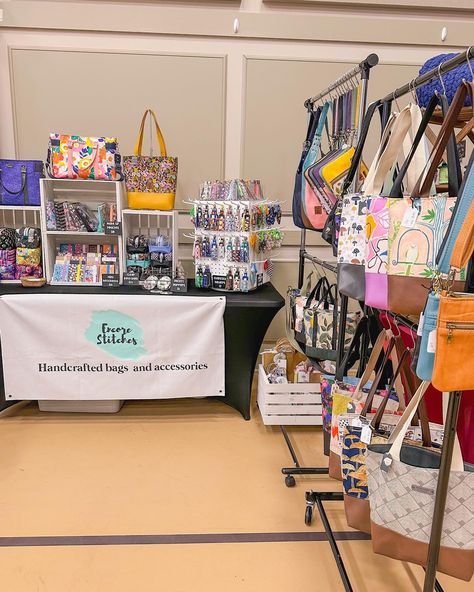 How to best display handmade bags at craft markets Purse Display Ideas For Craft Shows, Bag Display Ideas, Craft Fair Booth Display, Craft Market Display, Fair Booth, Craft Fairs Booth, Booth Displays, Craft Market, Craft Booth Displays