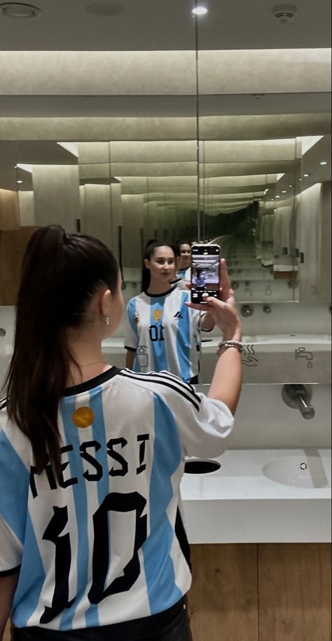 Outfit With Jersey Football, Jersey Mirror Selfie, Messi Jersey Outfit, Jersey Girl Aesthetic, Jersey Outfit Women Football, Football Top Outfit, Argentina Jersey Outfit, Girl Jersey Outfit, Football Jersey Aesthetic