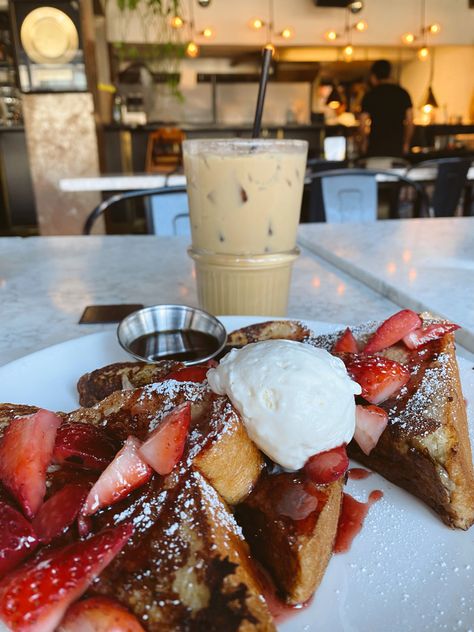 Breakfast In Restaurant Aesthetic, Cute Restaurant Aesthetic, Breakfast Cafe Food, Restaurant Breakfast Aesthetic, Breakfast Diner Aesthetic, Brunch Cafe Aesthetic, Brunch Restaurant Food, Brunch Aesthetic Restaurant, Brunch Restaurant Aesthetic