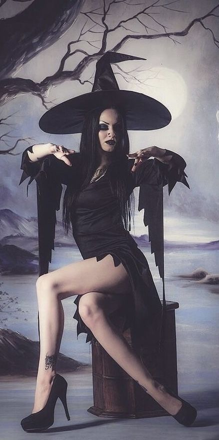 Demon Girl Aesthetic, Poison Nightmares, Haunted Pictures, Succubus Cosplay, Tiktok Pictures, Moon Sisters, Magically Delicious, Witch Pictures, Female Photo