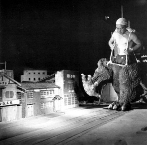 godzilla Japanese Town, Photos Rares, Japanese Film, Natalie Wood, Famous Movies, Kirsten Dunst, Stanley Kubrick, Movie Sets, Alfred Hitchcock