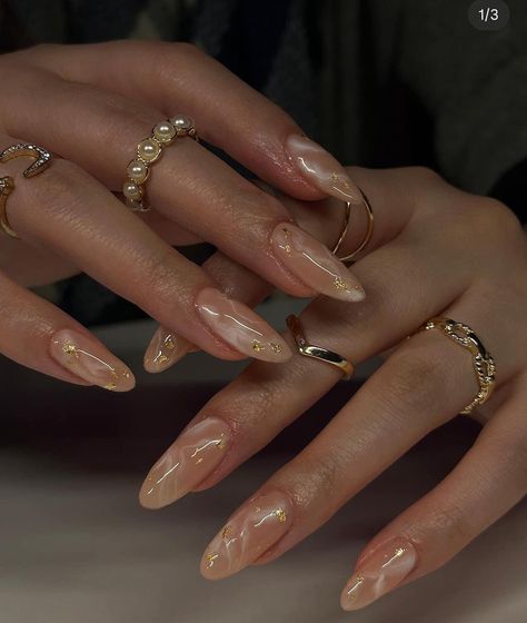 Blue Gold French Tip Nails, Aesthetic Wedding Nails, Nails For Gold Jewelry, Nail Art Gel Ideas, Nude And Gold Nail Designs, Gold And Nude Nails, Classy Gold Nails, Nails For A Wedding, Nude And Gold Nails