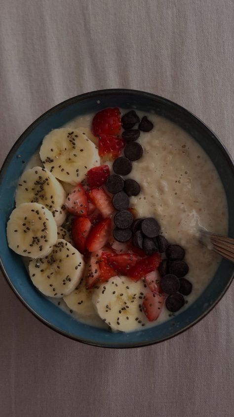 Oatmeal With Fruit Aesthetic, Nutritious Breakfast Aesthetic, Oatmeal With Fruit Breakfast, Oats And Fruits Bowl, Breakfast Oats Aesthetic, Protein Oats Aesthetic, Healthy High Protein Meals Aesthetic, Oat Aesthetics, Over Night Oats Aesthetic