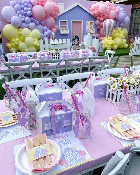 Dollhouse Party Theme, Doll House Party Theme, Kids Party Table Set Up Ideas, Doll House Birthday Party, Doll Party Theme, Princess Birthday Decorations, Glamping Birthday, Party Activities Kids, Ice Cream Party Theme