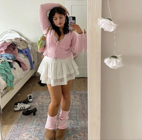 Midi Pink Skirt Outfit, Plus Size Shoujo Outfits, Cubby Outfits Style, Curvy Mini Skirt Outfit, Cute Softie Outfits, Girly Pop Outfit, Girly Outfits Plus Size, Dress In Winter Outfit, Outfit Ideas Pink Top