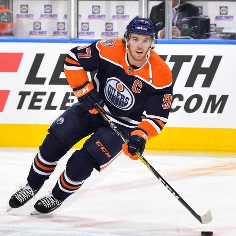 Conner McDavid Hockey Pose Reference, Conner Mcdavid, Hockey Wallpaper, Connor Bedard, Edmonton Oilers Hockey, Oilers Hockey, Hockey Pictures, Sports Attire, Connor Mcdavid