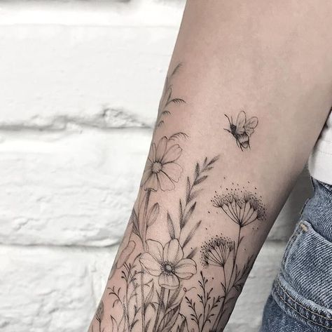 2,210 vind-ik-leuks, 31 opmerkingen - Terryemi Tattoo (@terryemi) op Instagram: 'Wildflowers 🖤' Meadow Tattoo, Wildflowers Tattoo, Wildflower Tattoo, Piercing Tattoo, Shoulder Tattoo, Henna Tattoo, Flower Tattoos, Arm Tattoo, I Tattoo