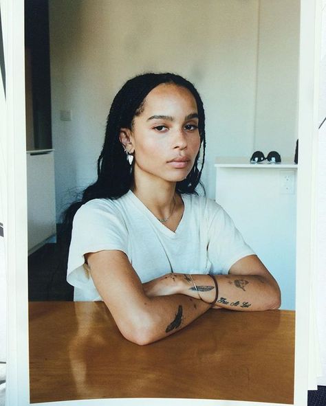 Obsessed with these modern style icons who are kids of celebrities. Zoe Kravitz Tattoos, Zoe Kravitz Braids, Zoe Kravitz Style, Zoe Isabella Kravitz, Lisa Bonet, Band Rock, Zoe Kravitz, Party Kleidung, Grunge Look