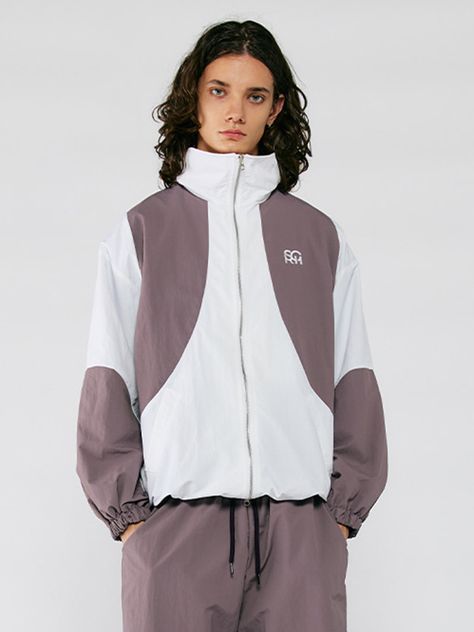 Editor's notesIt is a casual windbreaker jacket with round patch on basic white color. The jacket silhouette can be styled in many ways using two-way zipper and drawcords on the hem. The washed nylon fabric is durable and less twisting after wash.- Two-way zipper- Elastic cuffs- Drawcords on hem- Logo embroidery- Side pocketsMeasurements(in.)M / L- Length: 27.6 in. / 28.3 in.- Shoulder: 22.4 in. / 23 in.- Chest: 23.2 in. / 24 in.- Sleeve Length: 21.9 in. / 22.2 in.*Model info: Man - Height 6’ 2”, Fitting size: Size L / Woman - Height 5’ 10”, Fitting size: Size MComposition & Care- 100% Nylon- Hand wash in cold water- Avoid tumble dryDesigner- by SEARCH410 Running Jacket Outfit, Jacket Silhouette, Sports Attire, Body Con Dress Outfit, Sports Jackets, Fitness Inspiration Body, Sports Wear, Running Jacket, Nylon Fabric