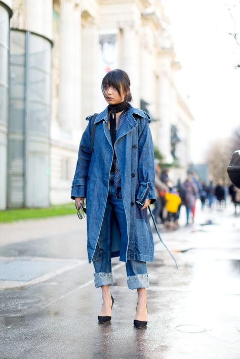 Denim Street Style, Street Style 2016, Denim Trench Coat, Coat Outfit, Paris Fashion Week Street Style, All Jeans, Denim Chic, Double Denim, Denim Diy