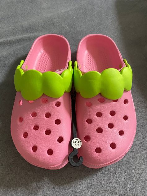 Strawberry Crocs, Japan Strawberry, Strawberry Shoes, Pink Clogs, Crocs Store, Hat Aesthetic, Kawaii Shoes, Kawaii Core, Themed Outfits