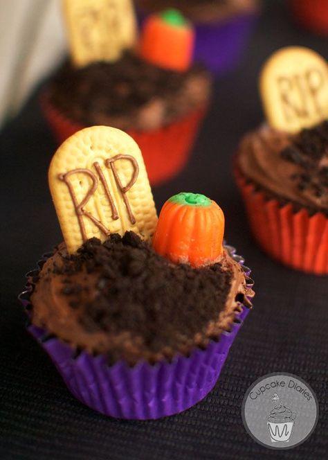 Graveyard Cupcakes Graveyard Cupcakes, Halloween Food Cupcakes, Cupcake Diaries, Postres Halloween, Dulces Halloween, Halloween Fest, Halloween Baking, Halloween Goodies, Halloween Food For Party